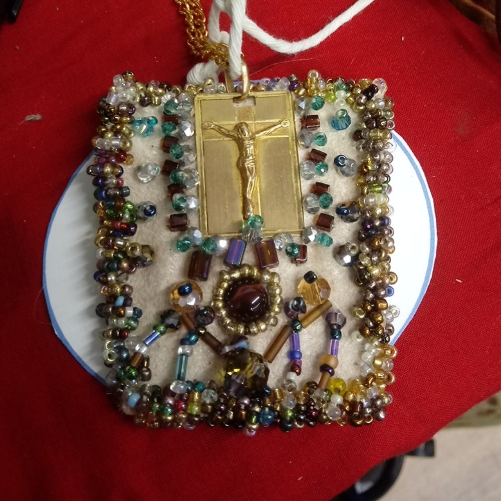 Pedend.w/ the christ and beads on gold chain